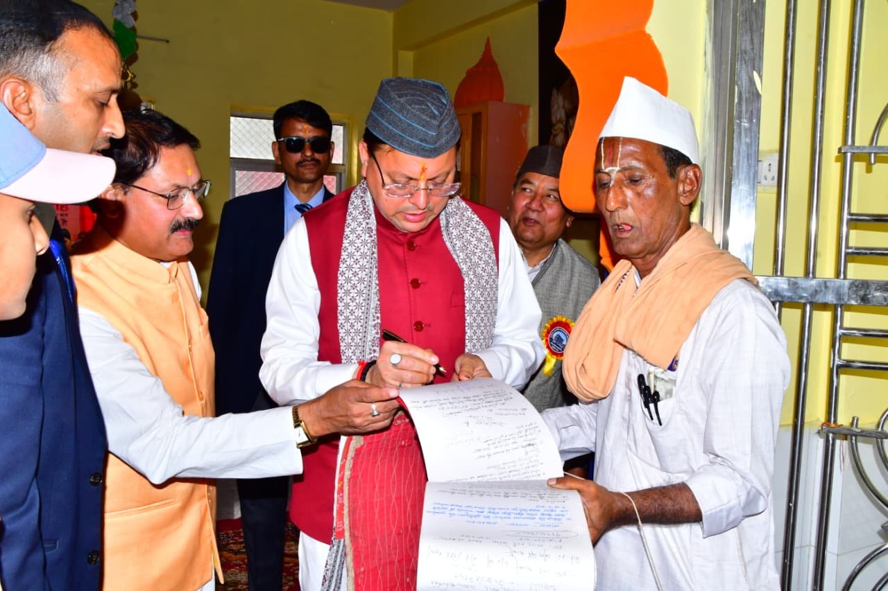 मुख्यमंत्री पुष्कर सिंह धामी ने तीर्थराज पुष्कर स्थित ब्रह्मा जी मंदिर में की पूजा-अर्चना