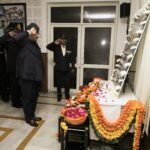 पुलवामा आतंकी हमले की सातवीं बरसी पर आयोजित कार्यक्रम में शहीद जवानों को श्रद्धांजलि देते सैनिक कल्याण मंत्री गणेश जोशी