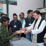 हल्द्वानी में थाल सेवा में शामिल हुए मुख्यमंत्री धामी, जरूरतमंदों को स्वयं परोसा भोजन