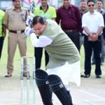 मुख्यमंत्री ने स्वयं क्रिकेट खेलकर खिलाड़ियों का किया उत्साहवर्धन