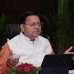 मुख्यमंत्री ने की 5 विधानसभाओं की सीएम घोषणाओं की समीक्षा  पर्वतीय क्षेत्रों में स्वास्थ्य सुविधाओं के सुदृढ़ीकरण पर विशेष ध्यान दिया जाए – मुख्यमंत्री  जन समस्याओं का त्वरित समाधान सरकार की सर्वोच्च प्राथमिकता: मुख्यमंत्री  विकास कार्यों में देरी पर अधिकारियों की तय होगी जिम्मेदारी  चारधाम यात्रा से पहले सभी तैयारियां समय पर पूरी करने के निर्देश  मानसून पूर्व बाढ़ नियंत्रण कार्यों की व्यापक समीक्षा के निर्देश  राज्य के पर्वतीय क्षेत्रों में स्वास्थ्य सुविधाओं को बेहतर बनाने पर विशेष ध्यान दिया जाए। विधायकगणों द्वारा अपने क्षेत्र की जिन समस्याओं को उठाया जा रहा है, अधिकारी उन्हें गंभीरता से लेते हुए प्राथमिकता के आधार पर समाधान करें। जिन योजनाओं का समाधान शीघ्र हो सकता है, यह सुनिश्चित किया जाए कि उनमें अनावश्यक विलंब न हो। कार्यों में अनावश्यक देरी करने वाले अधिकारियों की जिम्मेदारी तय की जाए। विकास कार्यों में गुणवत्ता और समयबद्धता का विशेष ध्यान रखा जाए। सभी विभाग आपसी समन्वय से जन समस्याओं का समाधान करें।  मुख्यमंत्री श्री पुष्कर सिंह धामी ने मंगलवार को सचिवालय में मुख्यमंत्री घोषणाओं के अंतर्गत विधानसभा क्षेत्र थराली, कर्णप्रयाग, केदारनाथ, रुद्रप्रयाग और देवप्रयाग की समीक्षा के दौरान ये निर्देश अधिकारियों को दिए।     मुख्यमंत्री ने कहा कि जन समस्याओं का समाधान राज्य सरकार की सर्वोच्च प्राथमिकता है। जनप्रतिनिधियों के साथ निरंतर समन्वय बनाए रखते हुए अधिकारी आमजन की समस्याओं का समाधान करें। उन्होंने कहा कि पर्वतीय क्षेत्रों में स्वास्थ्य और शिक्षा पर विशेष ध्यान दिया जाए। हेली एंबुलेंस की समय पर उपलब्धता और दूरस्थ क्षेत्रों में स्वास्थ्य सुविधाओं को और बेहतर बनाने की दिशा में निरंतर कार्य किए जाएं। निर्माण से संबंधित कार्यों में यदि किसी विभाग द्वारा प्रस्ताव किसी अन्य विभाग को हस्तांतरित किया जाना है, तो उसे शीघ्र भेजा जाए। विलंब करने पर संबंधित विभागों की जिम्मेदारी तय की जाए।     मुख्यमंत्री ने अधिकारियों को निर्देश दिए कि विधायकगणों द्वारा बैठक में उठाई गई समस्याओं का संबंधित विभागीय सचिव प्राथमिकता के आधार पर समाधान करें। उन्होंने कहा कि मुख्यमंत्री घोषणाओं से संबंधित वन विभाग के स्तर पर लंबित प्रकरणों की अलग से समीक्षा की जाए। उन्होंने मुख्य सचिव को निर्देश दिए कि मानसून से पहले वर्षाकाल की चुनौतियों को ध्यान में रखते हुए व्यापक समीक्षा बैठक आयोजित की जाए। बाढ़ नियंत्रण से संबंधित कार्य समय पर पूर्ण किए जाएं।  मुख्यमंत्री ने अधिकारियों को निर्देश दिए कि आगामी चारधाम यात्रा के दृष्टिगत सभी तैयारियां समय पर पूर्ण कर ली जाएं। वाणिज्यिक सिलेंडरों के संबंध में होटल एसोसिएशन के साथ समय-समय पर बैठक कर उनकी समस्याओं का समाधान किया जाए। यात्रा के लिए सभी व्यवस्थाओं को सुदृढ़ बनाया जाए।  बैठक में कैबिनेट मंत्री श्री भरत चौधरी, विधायक कर्णप्रयाग श्री अनिल नौटियाल, विधायक थराली श्री भूपाल राम टम्टा, केदारनाथ विधायक श्रीमती आशा नौटियाल, देवप्रयाग विधायक श्री विनोद कंडारी, मुख्य सचिव श्री आनंद बर्द्धन, प्रमुख सचिव श्री आर. मीनाक्षी सुंदरम, सचिव श्री शैलेश बगोली, श्री नितेश झा, श्री दिलीप जावलकर, श्री सचिन कुर्वे, श्री रविनाथ रमन, श्री एस.एन. पांडेय, डॉ. पंकज कुमार पांडेय, डॉ. आर. राजेश कुमार, श्री धीराज गर्ब्याल, विभिन्न विभागों के विभागाध्यक्ष एवं वर्चुअल माध्यम से संबंधित जिलाधिकारी उपस्थित थे।