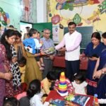 मुख्य सचिव आनन्द बर्द्धन ने विद्यालय, आंगनबाड़ी केन्द्र, पुस्तकालय एवं खेल सुविधाओं का किया निरीक्षण