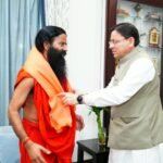 मुख्यमंत्री पुष्कर सिंह धामी से मुख्यमंत्री आवास में बाबा रामदेव ने की भेंट
